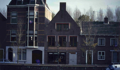 DIA20333 Woningen langs de Oostkade; ca. 1975