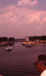 DIA20344 De haven van Hellevoetsluis, met het marinehospitaal en de Sextant, gezien vanaf het Haringvliet; 1963