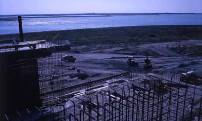 DIA20390 Bezoek aan de Haringvlietdam in aanbouw. Het bouwterrein op het Werkeiland; ca. 1963