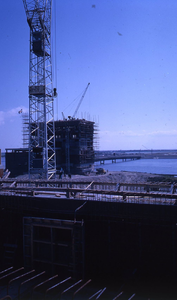 DIA20391 Bezoek aan de Haringvlietdam in aanbouw. Het bedieningsgebouw in aanbouw; ca. 1963