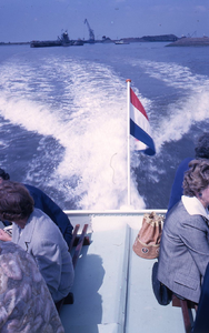 DIA20393 Bezoek aan de Haringvlietdam in aanbouw. Met de motorboot terug naar het vasteland; ca. 1963