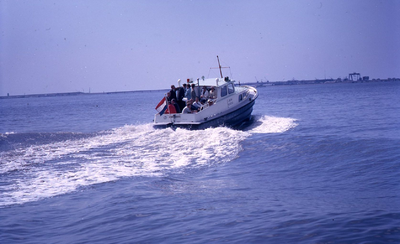 DIA20394 Bezoek aan de Haringvlietdam in aanbouw. Met de motorboot naar het Werkeiland; ca. 1963