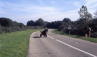 DIA20396 Paardrijden richting de Haringvlietdam, met een sulky; ca. 1998