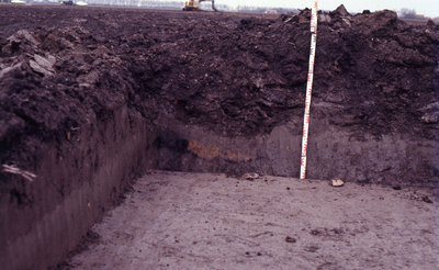 DIA25018 Opgravingen naar de vroegere Uithof Oosthoek in de nieuwbouwwijk Ravense Hoek: kleurverschillen in grondlagen; ...