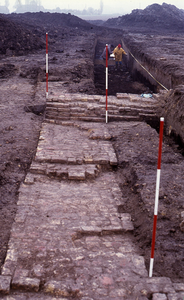 DIA25020 Opgravingen naar de vroegere Uithof Oosthoek in de nieuwbouwwijk Ravense Hoek: funderingen van de woontoren; ...