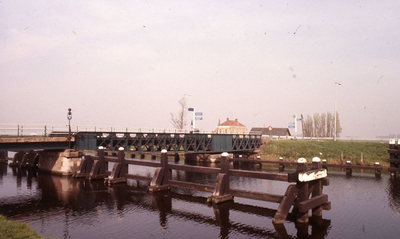 DIA25026 Brug over het Kanaal door Voorne ter hoogte van de Ravenseweg; 1978