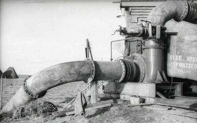 DIA25035 Noodgemalen pompen water in het Kanaal door Voorne tijdens de Watersnoodramp; Februari 1953