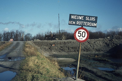DIA26008 Plaatsnaambord Nieuwesluis, gemeente Rotterdam; 1974