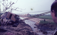 DIA30081 R. Haverkamp, hoofd Technische Dienst van het Waterschap De Brielse Dijkring, inspecteert de voortgang van de ...