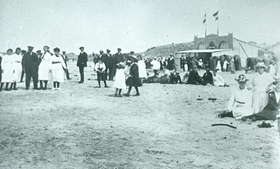 DIA30101 Badgasten op het strand, op de achtergrond een strandtent; ca. 1910