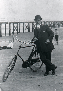 DIA30109 Pleun de Man met een fiets bij het steiger op het strand; ca. 1935