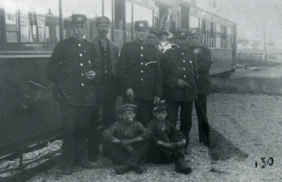 DIA30113 Groepje personeel bij de tram; ca. 1915