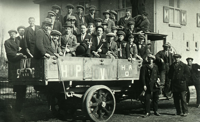 DIA30163 Leden van voetbalvereniging OVV in een kar; 1922