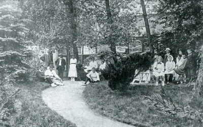 DIA30170 Toeristen in de tuin van Hotel de Man; ca. 1920