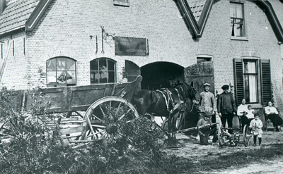 DIA30173 Reparatie aan een wagen door de smid Driehuis; ca. 1920
