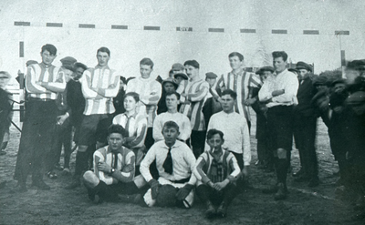 DIA30177 Het elftal van voetbalvereniging OVV; ca. 1920