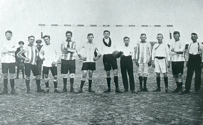 DIA30178 Het elftal van voetbalvereniging OVV; ca. 1920