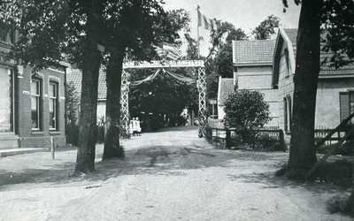 DIA30188 Kijkje op de Burgemeester Letteweg met een feestpoort om de nieuwe burgemeester te verwelkomen; ca. 1920