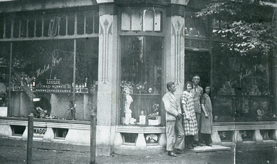 DIA30189 Personeel van de winkel van A. van Hulst voor de etalage; ca. 1920