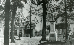 DIA30199 Kijkje op het Dorpsplein met het monument; ca. 1920