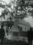 DIA30200 Twee agenten flankeren het monument op het Dorpsplein; ca. 1920