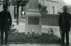 DIA30201 Twee agenten flankeren het monument op het Dorpsplein; ca. 1920
