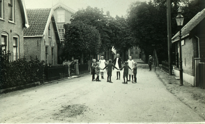 DIA30204 Kinderen spelen in de Burgemeester Letteweg; ca. 1920