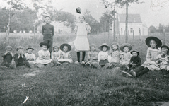 DIA30214 Groepje jonge kinderen in de duinen; ca. 1930