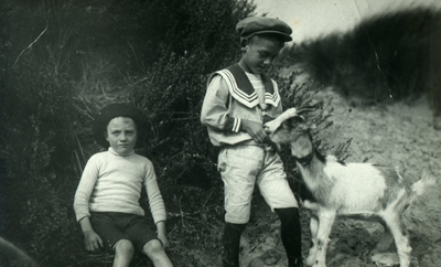 DIA30217 Twee jongens met een geit; ca. 1930