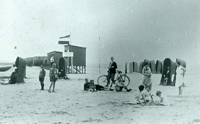 DIA30221 Kijkje op het strand; ca. 1935