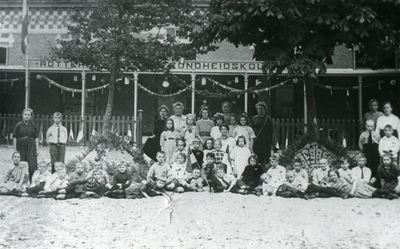 DIA30223 Een groep kinderen voor de Rotterdamsche Gezondheidskolonie; ca. 1935