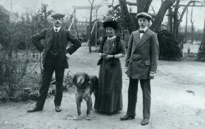 DIA30224 Een gezin met een hond; ca. 1935