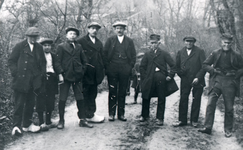 DIA30225 Groepje mannen op een bospad; ca. 1935