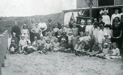 DIA30228 Een grote groep kinderen, vermoedelijk een kinderkolonie; ca. 1935