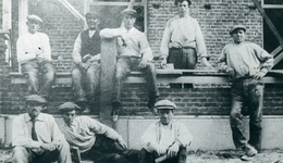 DIA30230 een groep bouwvakkers poseert bij een steiger; ca. 1935