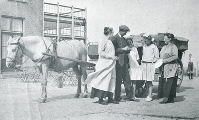 DIA30231 Paard en wagen voor hotel Zeezicht; ca. 1935