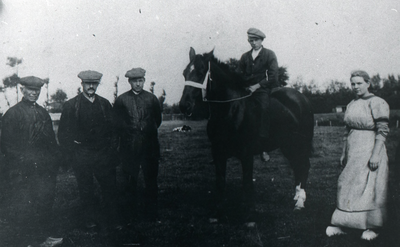 DIA30233 Groepsportret van vier mannen, een vrouw en een paard; ca. 1935