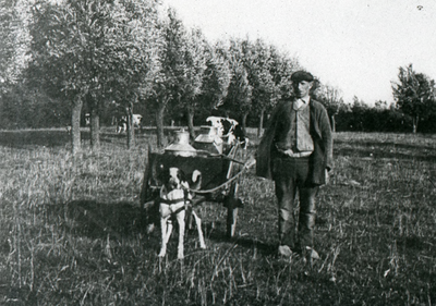 DIA30234 En man met een hondenkar; ca. 1935