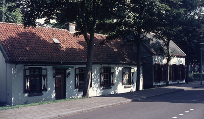 DIA30250 Armenhuisjes nabij de kerk; ca. 1980