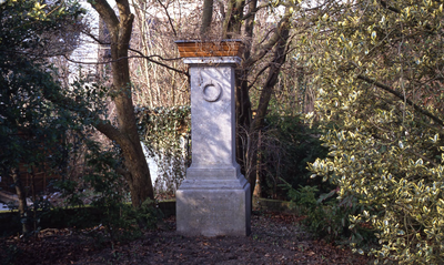 DIA30326 Monument ter ere van burgemeester Lette op de hoek van het Dorpsplein en de Burgemeester Letteweg; ca. 1993
