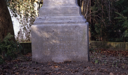 DIA30327 Monument ter ere van burgemeester Lette op de hoek van het Dorpsplein en de Burgemeester Letteweg; ca. 1993