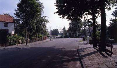 DIA30403 Kijkje in de Burgemeester Letteweg, richting de Brielse weg. Links Huize Sonnevanck; ca. 1993