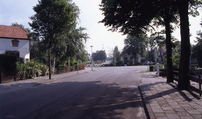 DIA30404 Kijkje in de Burgemeester Letteweg, richting de Brielse weg. Links Huize Sonnevanck; ca. 1993
