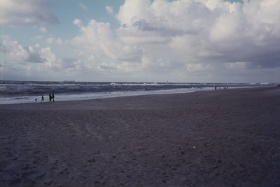 DIA30452 Kijkje op het strand en de Noordzee; ca. 1980