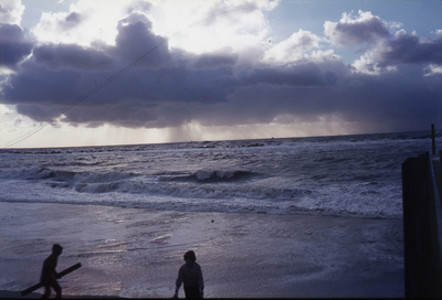 DIA30461 Kijkje op het strand en de Noordzee; ca. 1980