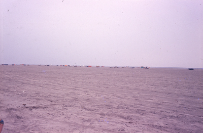 DIA30466 Kijkje op het autostrand; ca. 1980