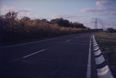 DIA30471 Kijkje op de hoogspanningsmasten langs de Europoort en Maasvlakte; ca. 1980