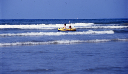 DIA30485 Kinderen spelen met een rubberboot in zee; ca. 1998