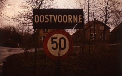 DIA30520 Plaatsnaambord van Oostvoorne; ca. 1973