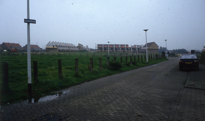 DIA30539 De Goudhoekweg in Oostvoorne, op de achtergrond woningbouw; ca. 1973